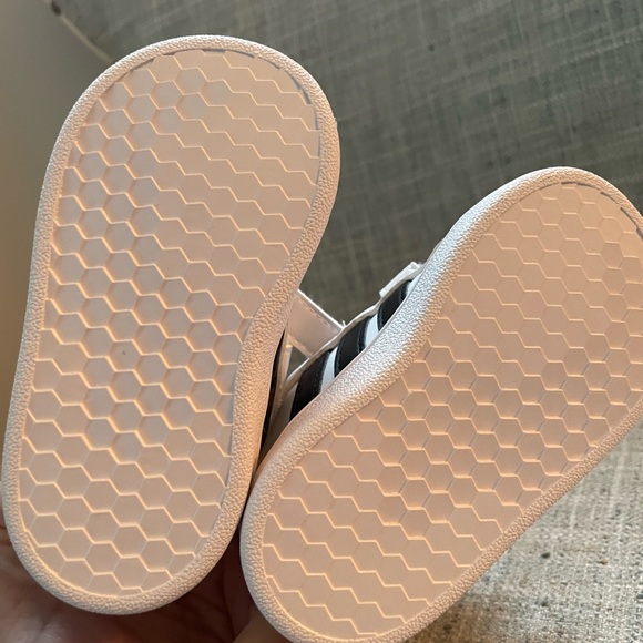 BRAND NEW Adidas Superstar sneaker for toddler - Picture 7 of 7